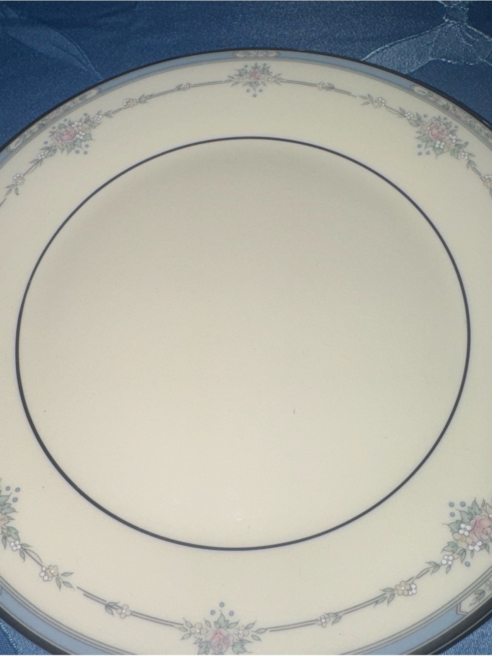 Royal Doulton Ivory Dinnerware Set with Pink Rose & Silver Trim-5 piece “Lisa”. - Picture 4 of 6